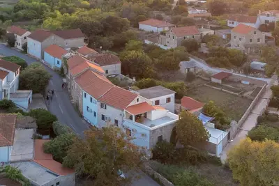Image de Maison joliment décorée avec terrasse couverte