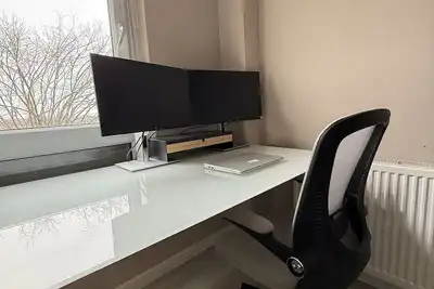 Image de Modern Flat w/ Home Office, Balcony & Fireplace