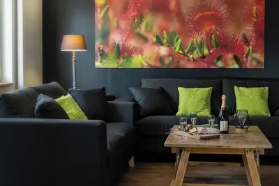 Maison lumineuse et colorée avec sauna, cabane, poulailler, vélos & jardin