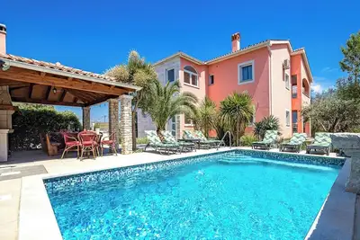 Image de Villa Tina Pula, Šišan, 3. 8km from beach, modern mediterranean, pool, grill