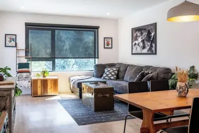 Image de Breathtaking Condo with Panoramic Mountain Views