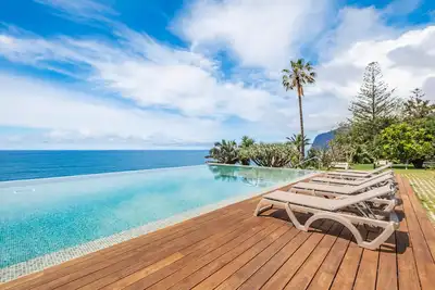 Image de Designer apartment with sea view, infinity pool & direct sea access