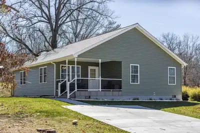 Image de Cozy home with a modern kitchen, spacious living, serene bedrooms, and a private deck for relaxation