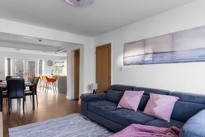 Image de Stylish 5-Bed Home with Driveway and Garden