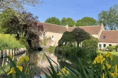 Image de Gîte de charme dans le Perche avec cheminée et jardin traversé par rivière