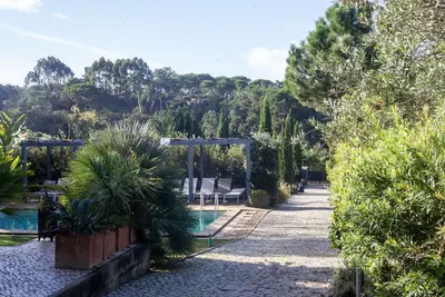 Casa Moderna, com piscina e fantástico jardim, perto de natureza e praias