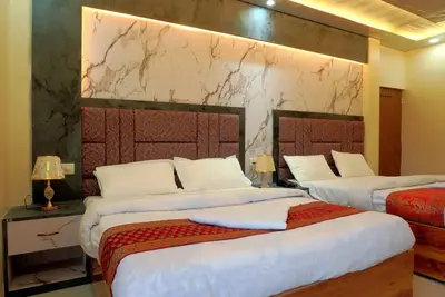 Image de Deluxe Twin Double Bedroom with Private Ganga View Balcony.