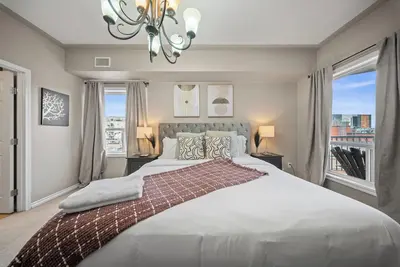 Image de 2Bed Vintage Ice District | Ac | Sleeps 5 | 4mins Roger’s place