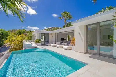 Image de Modern Villa Overlooking Pelican Bay