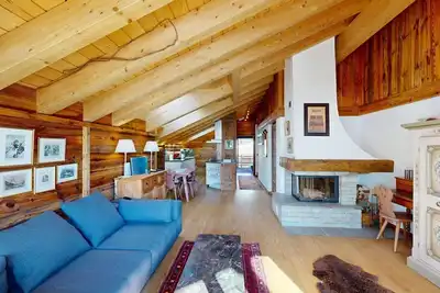 Upscale Retreat With Mountain Views