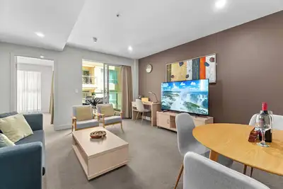 Image de Ultima Escapes · Glenelg Beachfront Bliss · Beach View Pool Gym Parking Wi-Fi