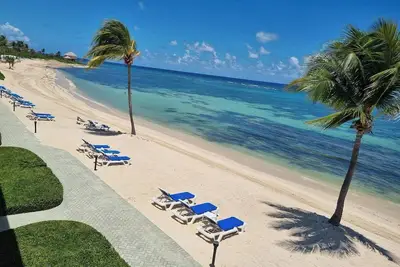 Image de Luxury One Bedroom King Penthouse Condo @ Beachfront Resort in East End