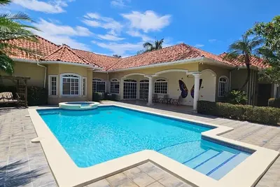 Image de Casa Mariposa - 4br w/ Private Pool & pool table 5 minutes walk from the beach