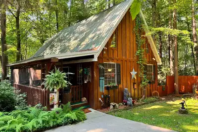 Image de New, Charming 8-Guest Cabin; Hot Tub; Outdoor Oasis; Game Room; Near Clear Creek