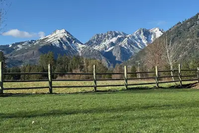 Mt Views, Hot Tub, Icicle River Access, Game Room