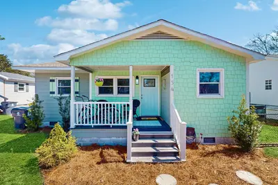 Image de Dog-friendly coastal home with enclosed yard, fire pit and close to beach