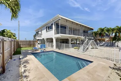 Image de Serene retreat with private dock, pool, washer/dryer, & canal access