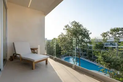 Image de Spacious apartment with private balcony, pool & prime downtown location