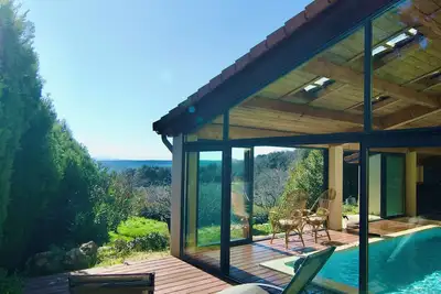 Image de Belle maison piscine chauffée, havre de verdure.