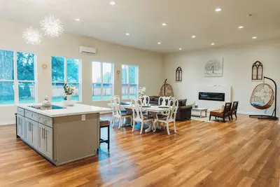 Historical landmark, comfortable 6 bedrooms, 5. 25 bath welcoming space!