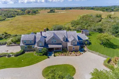 Image de Spacious 6-bedroom luxury villa on edge of Nantucket Nature reserve; full gym.