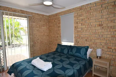 Image de Family Beach House 1 street from the beach.