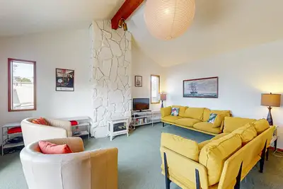 Image de Mid-century modern styled home with patio, WiFi, washer/dryer - walk to beach