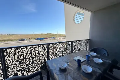 Image de Appartement cosy moderne avec terrasse et parking, à 50m de la plage