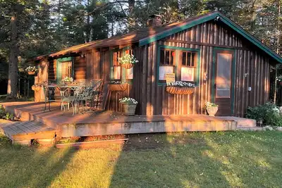 Image de Vintage log cabin located in the Chequamegon National Forest on Blaisdell Lake.