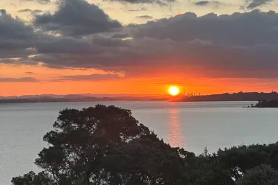 Image de Family friendly Waiheke bach with beach access and views