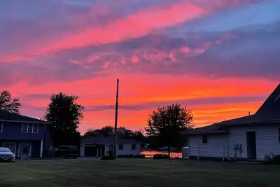 Image de Lake Wawasee Channel Home. 3 Bedrooms, 2. 5 Baths. Sleeps 9.