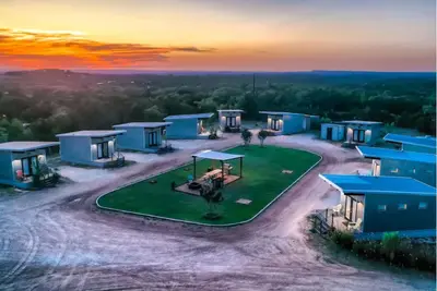 Image de The Liney Moon - Horseshoe Cottage w/ Pool, Firepits, Putting Green, & More!