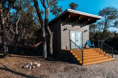 Image de The Liney Moon- Triplet Home, Sleeps 6 w/ Pool, Firepits, Putting Green, & More!
