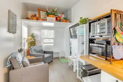 Image de 8 Mi to Cathedral Caverns: Tiny Home Hideaway