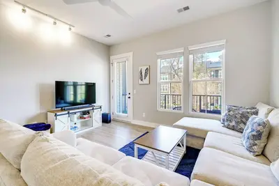 Image de Walk to Dtwn: Wilmington Gem w\/ Balcony