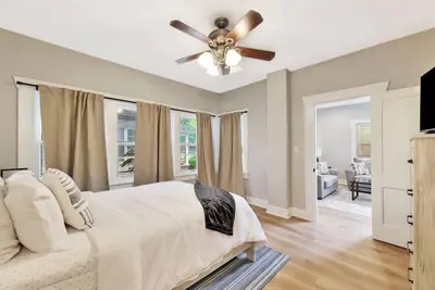 Image de *Craftsman's Bungalow* Perfect for Large Groups!