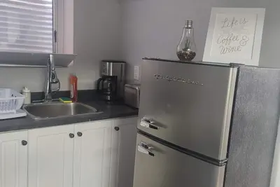 Image de 1 Bed 1 Bath basement Apartment walking distance to major Go station