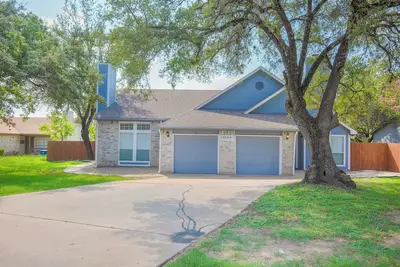 Image de Luxury upgraded, high ceiling home near Domain, high tech corrida, businesses.