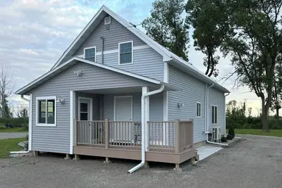 Image de Spacious waterfront  home recently remodeled with WiFi, Ac, and cable Tv.