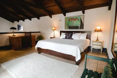 Gravileas: Peaceful antigueña home surrounded by gardens