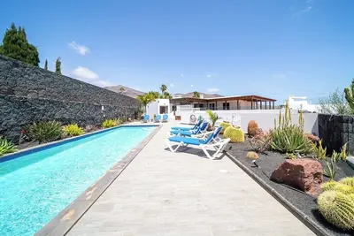 Image de Amazing 3 Bedroom Villa with Large Pool, Hot Tub, Games Room & Air Con