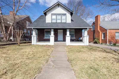 Image de Bright & Beautifully Renovated Duplex Unit A! --- 7 Minutes to Downtown