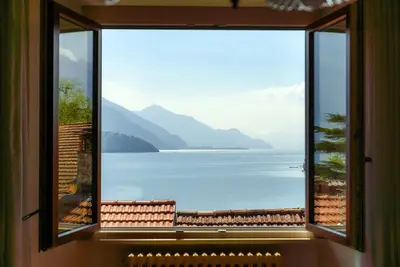 Image de Appartement historique avec vue sur le lac (Riflessi sul lago)
