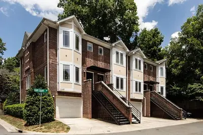 Image de Qc Star - Charlotte Townhome!