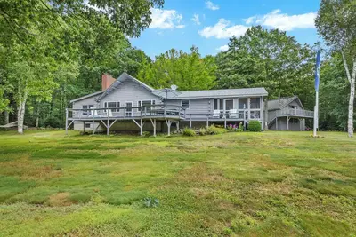 Image de Cozy log house with waterfront access