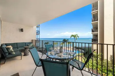 Image de Direct Oceanfront Escape at Hololani B301