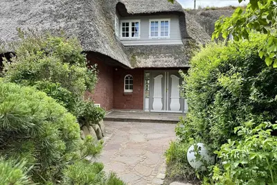 Image de Haus Kamp - Exclusive thatched house for 6 pers. with sauna, fireplace, garden, car