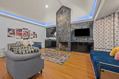 Image de Spacious Montrose Art House with WiFi, Ac and Free Parking