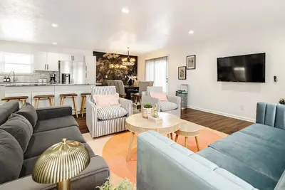 Spacious 5-bedroom house in fantastic Hamilton with WiFi, Game Room