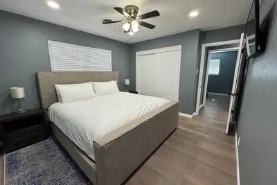 Image de Fully renovated spacious home! Great neighborhood with plenty of parking!